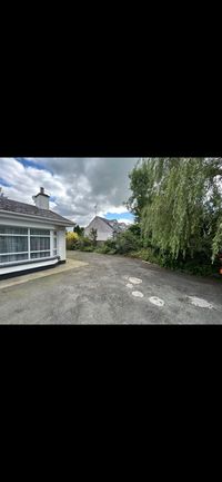 Hedge neatly cut back on a property boundary